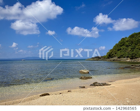 位於石垣島大崎海灘西北方的一小片海灘。 位於石垣島大崎海灘西北方的一小片海灘。 142968565