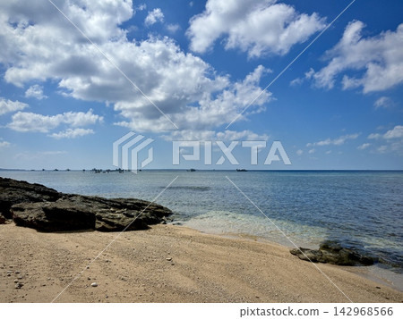 位於石垣島大崎海灘西北方的一小片海灘。 位於石垣島大崎海灘西北方的一小片海灘。 142968566