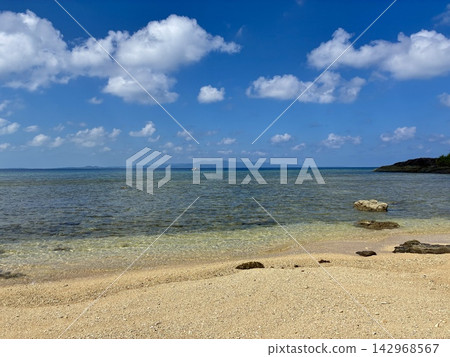 位於石垣島大崎海灘西北方的一小片海灘。 位於石垣島大崎海灘西北方的一小片海灘。 142968567