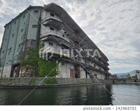 小樽海岸遺留的歷史建築和懸崖 小樽海岸遺留的歷史建築和懸崖 142968781