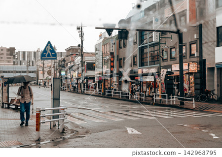 下雨天,透過塑膠傘看到的車站廣場旋轉木馬。 下雨天,透過塑膠傘看到的車站廣場旋轉木馬。 142968795