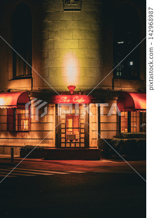 橫濱經典飯店的懷舊夜景。 橫濱經典飯店的懷舊夜景。 142968987