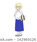 一位女士一邊散步一邊津津有味地吃著團子。 142969126