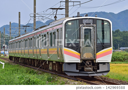 上津本線，村上 - 岩船町，JR東日本，E129系，B18編組（新潟） 142969388