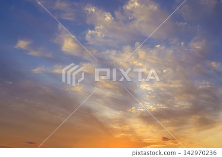 在夕陽下沾染的雲 在夕陽下沾染的雲 142970236