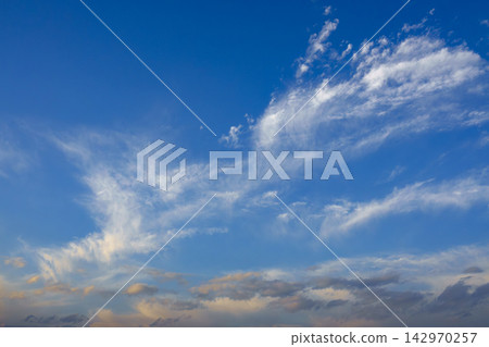 天空中正在形成雲層 天空中正在形成雲層 142970257