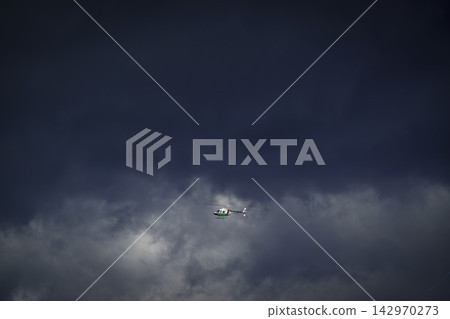 烏雲密布,醫療直升機呼嘯而過。 烏雲密布,醫療直升機呼嘯而過。 142970273