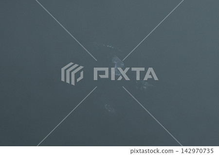 照片 2/6 顯示的是一輛汽車擋風玻璃在專業玻璃修理店修復後的樣子,可以看到飛石造成的裂痕。 照片 2/6 顯示的是一輛汽車擋風玻璃在專業玻璃修理店修復後的樣子,可以看到飛石造成的裂痕。 142970735