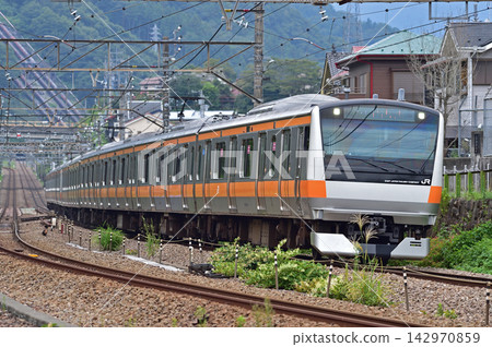 JR東日本E233系0系H45編組(豐田)停靠中央本線上野原站。 JR東日本E233系0系H45編組(豐田)停靠中央本線上野原站。 142970859