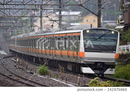 JR東日本E233系0系H45編組(豐田)停靠中央本線上野原站。 JR東日本E233系0系H45編組(豐田)停靠中央本線上野原站。 142970860