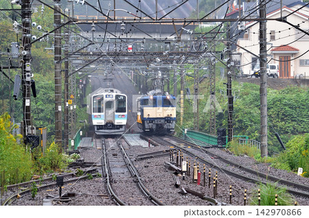 中央本線,上野原站,JR東日本,EF64-1032(長岡)+ KiYa E195系1000系,ST-12編組 中央本線,上野原站,JR東日本,EF64-1032(長岡)+ KiYa E195系1000系,ST-12編組 142970866