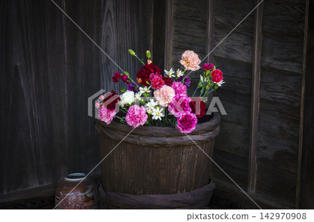 Offering chrysanthemums Offering chrysanthemums 142970908