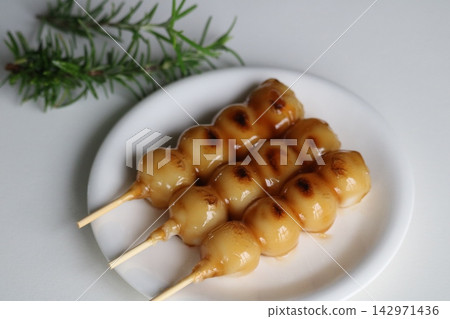 日式點心:蓬鬆的御手洗團子 日式點心:蓬鬆的御手洗團子 142971436