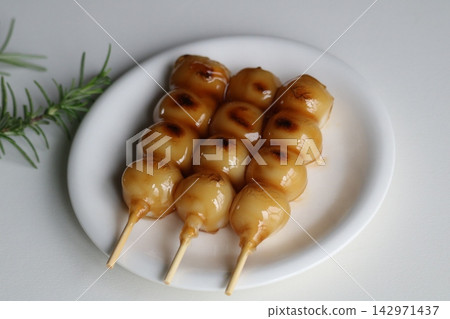 日式點心:蓬鬆的御手洗團子 日式點心:蓬鬆的御手洗團子 142971437
