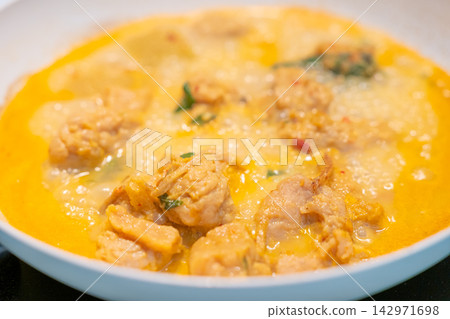 Chicken curry in creamy golden sauce with herbs and chili Chicken curry in creamy golden sauce with herbs and chili 142971698