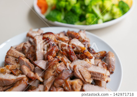 Roasted meat slices with steamed vegetable side dish Roasted meat slices with steamed vegetable side dish 142971718