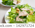 Grilled chicken salad with lettuce, crouton, mushroom, and parmesan cheese 142971724