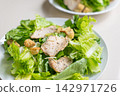 Grilled chicken salad with lettuce, crouton, and dressing 142971726