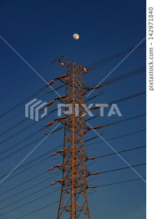 月亮和泛著紅色的輸電塔 月亮和泛著紅色的輸電塔 142971840