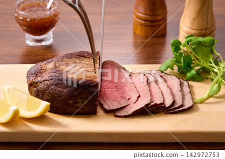 烤牛肉切片 142972753