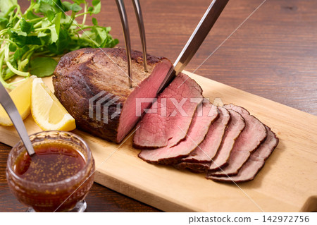Slice roast beef Slice roast beef 142972756