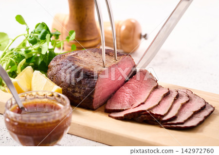 烤牛肉切片 烤牛肉切片 142972760