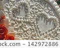 Traditional wedding cake 142972886