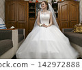 Bride in wedding dress 142972888