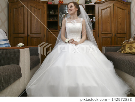Bride in wedding dress Bride in wedding dress 142972888