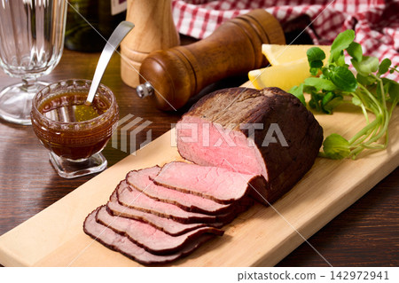 切片烤牛肉 切片烤牛肉 142972941