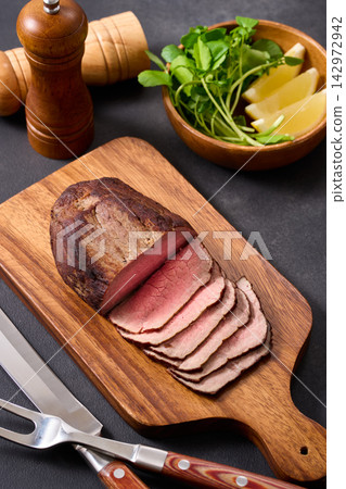 切片烤牛肉 切片烤牛肉 142972942