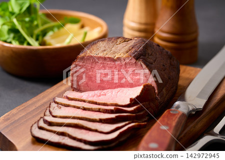 切片烤牛肉 切片烤牛肉 142972945