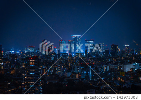 從澀谷高輪Gateway眺望東京摩天大樓與夜景 從澀谷高輪Gateway眺望東京摩天大樓與夜景 142973308
