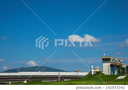 天空晴朗,秋天來了。 天空晴朗,秋天來了。 142973342