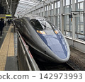 一列500號新幹線列車抵達車站。 142973993
