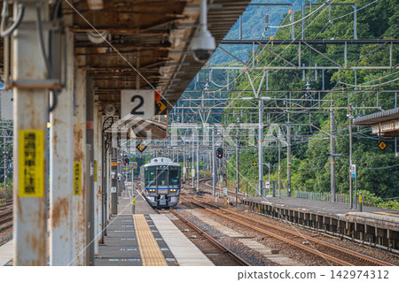 開往長濱的普通列車抵達滋賀縣長濱市的JR西北陸線近江鹽津站。 開往長濱的普通列車抵達滋賀縣長濱市的JR西北陸線近江鹽津站。 142974312