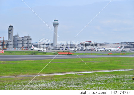 東京國際機場的新舊管制塔和1號航廈 東京國際機場的新舊管制塔和1號航廈 142974754