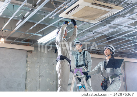 工人在建築工地工作 142976367