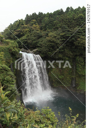 瀑布流下山谷 瀑布流下山谷 142976917