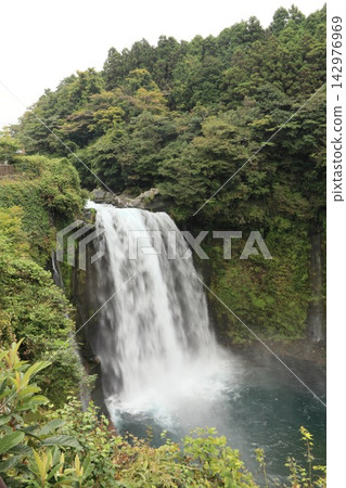 瀑布流下山谷 瀑布流下山谷 142976969