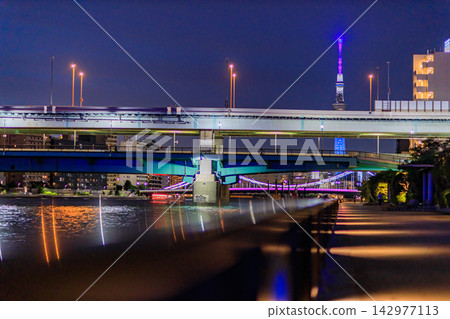 隅田川河畔美麗的夜景 142977113