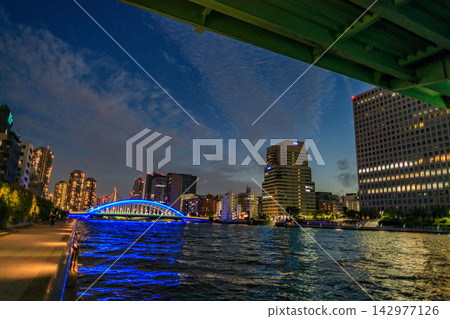 隅田川河畔美麗的夜景 142977126