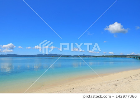 The beautiful ocean scenery of Kouri Beach in Okinawa, where the Kouri Bridge spans the sea. The beautiful ocean scenery of Kouri Beach in Okinawa, where the Kouri Bridge spans the sea. 142977366
