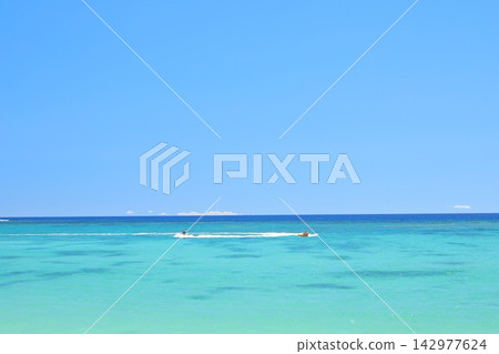 在沖繩布塞納海灘,人們在美麗的大海中享受水上運動。 在沖繩布塞納海灘,人們在美麗的大海中享受水上運動。 142977624