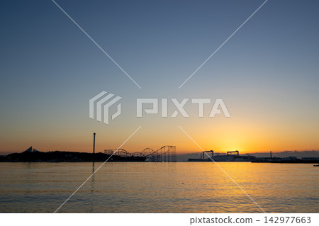 神奈川縣:日本最壯觀的景色-從海邊公園看到的新年第一道陽光。 神奈川縣:日本最壯觀的景色-從海邊公園看到的新年第一道陽光。 142977663