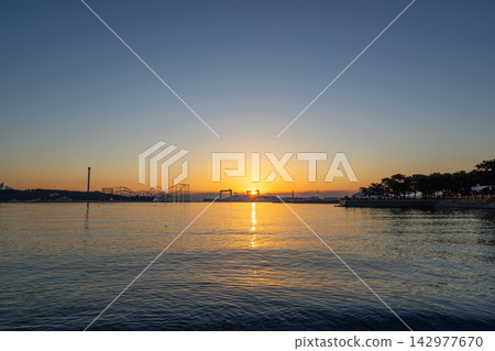 神奈川縣：日本最壯觀的景色－從海邊公園看到的新年第一道陽光。 142977670