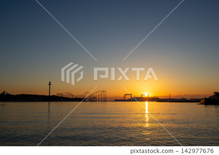 神奈川縣：日本最壯觀的景色－從海邊公園看到的新年第一道陽光。 142977676