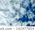 與許多雲彩的藍天 142977854