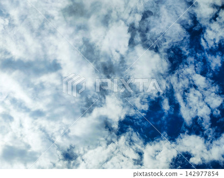 與許多雲彩的藍天 與許多雲彩的藍天 142977854