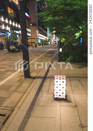 The urban nightscape of Nihonbashi, where modern and historical buildings coexist, creates a unique beauty. The urban nightscape of Nihonbashi, where modern and historical buildings coexist, creates a unique beauty. 142978085